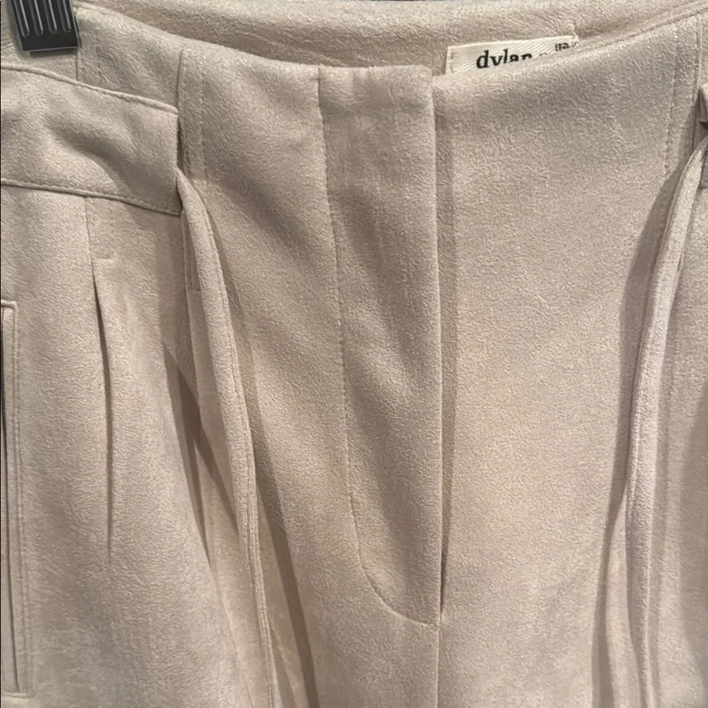 Dylan Cream Bermuda Shorts Tailored Sophistication